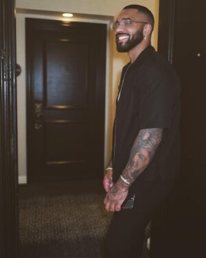 Tyler Lepley Instagram - Los Angeles Press Junket📍

Stylist: @benjaminholtrop @givenchy 
PR: @initiativepr 
Barber: @master_barber_a_rod 
Groomer: @taylourchanel 

HARLEM SZN2 premieres this Friday!  @harlemonprime @primevideo @amazonstudios