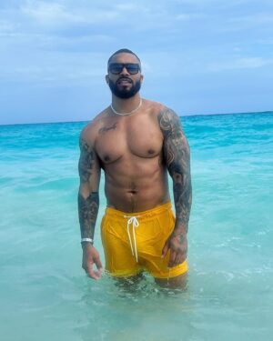 Tyler Lepley Instagram - In my own world 🏝️
