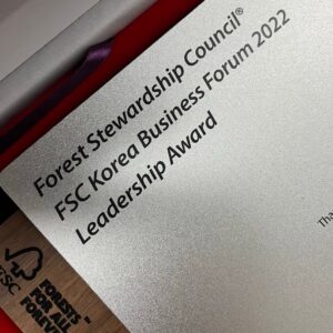 Tyler Rasch Instagram - 지난주 금요일 @fsc.korea의 FSC코리아포럼에 다녀왔는데요! 지속가능한 산림관리의 중요성을 얘기하는 자리였습니다. 그동안 열심히 알려주시는 분들도 많이 계셔서 이 인증제도의 중요성을 더 많이 사람들이 알게 된 것 같아요. 저도 <두 번째 지구는 없다>를 쓰면서 FSC 인증 종이만 사용했고 출판업계에서 FSC에 대해서 관심 가지라고 몇 년 간 계속해서 얘기해 왔는데요. 그래서 한국에서 처음으로 열린 지난주 FSC코리아포럼에 그렇게 다양한 분야의 기업들과 활동가, 언론 출신 분들이 와 계시는 것 보니까 참 기분이 좋았어요. 지속가능한 소재와 인증제도에 관심들이 점점 더 많아지고 있는데 여기서 소비자 여러분의 역할이 핵심인 것 같습니다! 그동안 #FSC를찾아서 같은 캠페인을 진행한 것도 그렇고 여러분들이 계속 더 나은 제품을 요구하니까 기업계가 이렇게 움직이기 시작하는 것 같아요. 앞으로도 계속해서 조금씩 나은 선택을 할 수 있도록 다함께 함께 노력해봐요!
그리고 @fsc.korea 이렇게 상 주셔서 감사합니다! 이렇게 좋은 변화를 만들어가는 일에 함께할 수 있어서 큰 영광입니다. 앞으로도 계속해서 FSC를 알리려고 노력할게요!