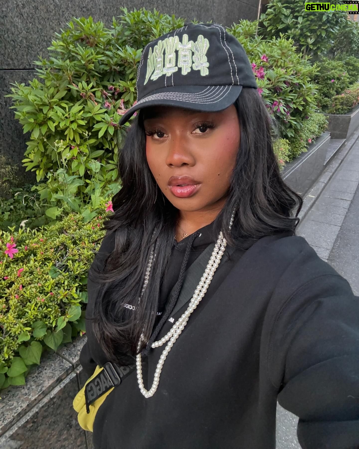 Tylynn Burns - 1.3K Likes - back in my anotha motherland 🥢⭐️💘