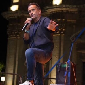 Uccio De Santis Instagram - Domenica 3 settembre a MELILLI .. grazie Sicilia un abbraccio a tutti 😘😘 torno in Sicilia il 7 settembre a Mezzojuso - Pa - 😜😜 #tour2023 #estate #mudù #ucciodesantis #sicilia