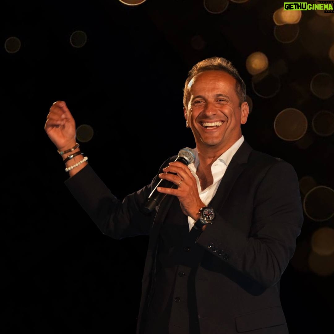 Uccio De Santis - 1K Likes - Una serata davvero emozionante per me.....ricevere il 𝐏𝐫𝐞𝐦𝐢𝐨 𝐓𝐫𝐨𝐢𝐬𝐢 mi ha riempito il cuore e accentuato il sorriso....😍😍😍
𝐆𝐑𝐀𝐙𝐈𝐄 ❣️
@premiotroisi
#premio #troisi #premiotroisi #isoleeolie #sicilia #malfa #isoladisalina #marefestivalsalina