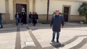 Uccio De Santis Instagram - Ho lasciato questo video in versione integrale.. gustatevi quello che succede dietro le quinte del Mudù.. al termine del video noterete quanto io sia fuso dopo giorni di riprese 😂😂😂 qui siamo a Villa Castelli dove abbiamo coinvolto Antonio che con la sua spontaneità ci ha fatto divertire tantissimo .. ringrazio il sindaco Giovanni Barletta che ha fortemente voluto il nostro staff nella sua cittadina , ringrazio ovviamente tutti i cittadini di Villa Castelli che ci hanno accolto in maniera straordinaria e vi lascio con questo video girato da Anna Tchezhia con il suo perfetto italiano