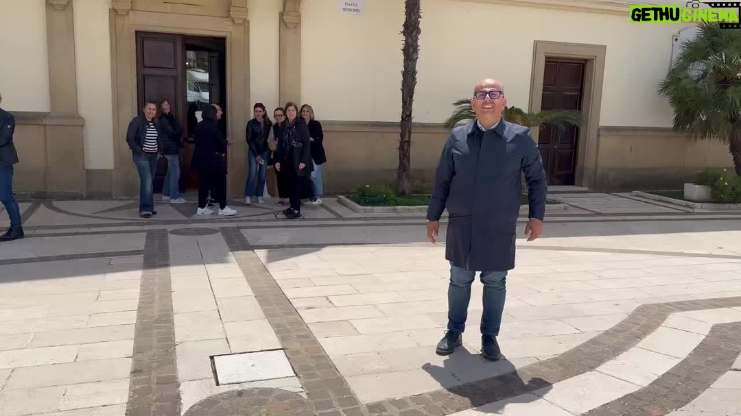 Uccio De Santis - 1K Likes - Ho lasciato questo video in versione integrale.. gustatevi quello che succede dietro le quinte del Mudù.. al termine del video noterete quanto io sia fuso dopo giorni di riprese ššš qui siamo a Villa Castelli dove abbiamo coinvolto Antonio che con la sua spontaneitĆ ci ha fatto divertire tantissimo .. ringrazio il sindaco Giovanni Barletta che ha fortemente voluto il nostro staff nella sua cittadina , ringrazio ovviamente tutti i cittadini di Villa Castelli che ci hanno accolto in maniera straordinaria e vi lascio con questo video girato da Anna Tchezhia con il suo perfetto italiano