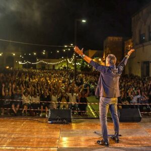 Uccio De Santis Instagram - Una bellissima serata a Copertino nel fantastico Salento .. grazie al pubblico numerosissimo, grazie all’amministrazione comunale , alla prossima amici miei 😍😍 #tour2023 #ucciodesantis #mudù #estate #tantagente