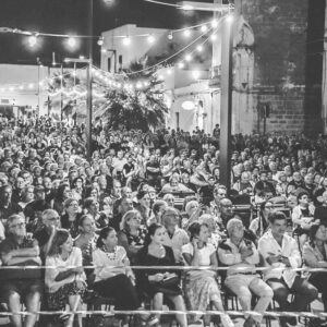 Uccio De Santis Instagram - Una bellissima serata a Copertino nel fantastico Salento .. grazie al pubblico numerosissimo, grazie all’amministrazione comunale , alla prossima amici miei 😍😍 #tour2023 #ucciodesantis #mudù #estate #tantagente