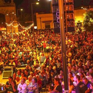 Uccio De Santis Instagram - Una bellissima serata a Copertino nel fantastico Salento .. grazie al pubblico numerosissimo, grazie all’amministrazione comunale , alla prossima amici miei 😍😍 #tour2023 #ucciodesantis #mudù #estate #tantagente