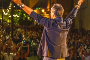 Uccio De Santis Instagram - Una bellissima serata a Copertino nel fantastico Salento .. grazie al pubblico numerosissimo, grazie all’amministrazione comunale , alla prossima amici miei 😍😍 #tour2023 #ucciodesantis #mudù #estate #tantagente