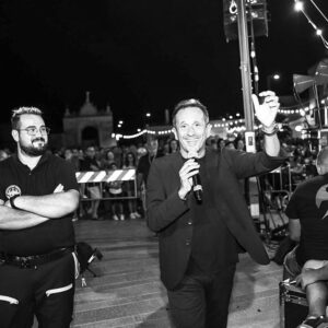 Uccio De Santis Instagram - Una bellissima serata a Copertino nel fantastico Salento .. grazie al pubblico numerosissimo, grazie all’amministrazione comunale , alla prossima amici miei 😍😍 #tour2023 #ucciodesantis #mudù #estate #tantagente