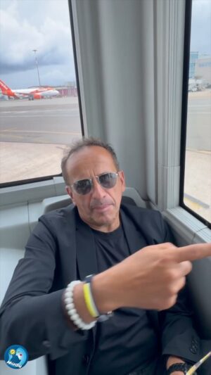 Uccio De Santis Instagram - Oggi si torna via terra 😅....sono cose che capitano.....😅✈️🛞

#ucciodesantis #aereo #noflight
