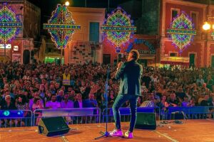 Uccio De Santis Instagram - Ultimo giorno di Luglio a Surbo … grande serata , grande organizzazione.. un grazie al pubblico numerosissimo 😘😘 a presto amici #estate #tour2023 #smile #luglio #ucciodesantis #ucciomudù