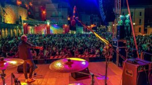 Uccio De Santis Instagram - Domenica 3 settembre a MELILLI .. grazie Sicilia un abbraccio a tutti 😘😘 torno in Sicilia il 7 settembre a Mezzojuso - Pa - 😜😜 #tour2023 #estate #mudù #ucciodesantis #sicilia