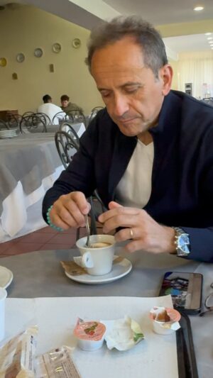Uccio De Santis Instagram - Ogni albergo sempre la stessa storia : 
CAPPUCCINO BOLLENTE 🤦‍♂️
lo scherzo di oggi è stato questo 😂😂😂