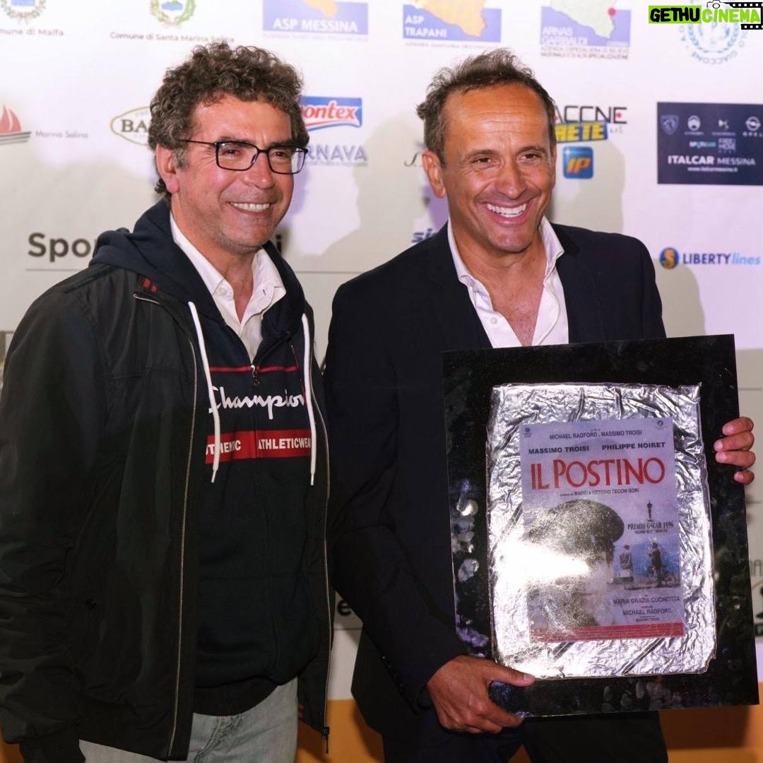 Uccio De Santis - 1K Likes - Una serata davvero emozionante per me.....ricevere il 𝐏𝐫𝐞𝐦𝐢𝐨 𝐓𝐫𝐨𝐢𝐬𝐢 mi ha riempito il cuore e accentuato il sorriso....😍😍😍
𝐆𝐑𝐀𝐙𝐈𝐄 ❣️
@premiotroisi
#premio #troisi #premiotroisi #isoleeolie #sicilia #malfa #isoladisalina #marefestivalsalina