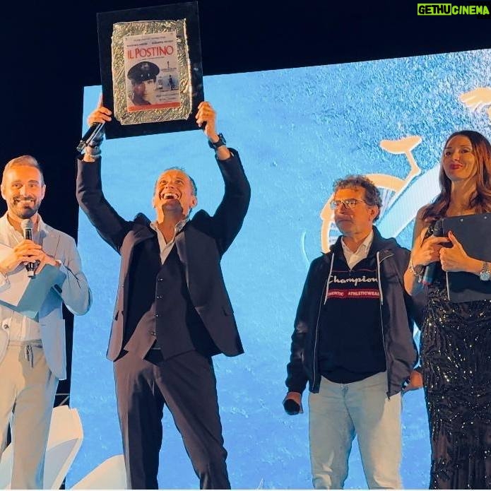 Uccio De Santis - 1K Likes - Una serata davvero emozionante per me.....ricevere il 𝐏𝐫𝐞𝐦𝐢𝐨 𝐓𝐫𝐨𝐢𝐬𝐢 mi ha riempito il cuore e accentuato il sorriso....😍😍😍
𝐆𝐑𝐀𝐙𝐈𝐄 ❣️
@premiotroisi
#premio #troisi #premiotroisi #isoleeolie #sicilia #malfa #isoladisalina #marefestivalsalina
