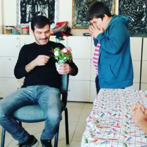 Ufuk Bayraktar Instagram - İlk baķışta eksik gibi görünsede, merhamet, sevgi, tebessüm, samimiyet, hoşgörü gibi bir çoğunun unuttuğu insani değerleriyle çoğumuzdan ileride olan özel evlatlarımızla keyifli vakit geçirdik🌷❤🌍❤,🌷