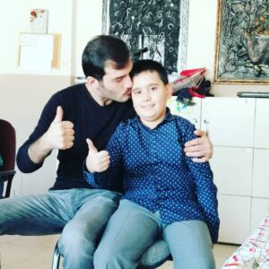 Ufuk Bayraktar Instagram - İlk baķışta eksik gibi görünsede, merhamet, sevgi, tebessüm, samimiyet, hoşgörü gibi bir çoğunun unuttuğu insani değerleriyle çoğumuzdan ileride olan özel evlatlarımızla keyifli vakit geçirdik🌷❤🌍❤,🌷