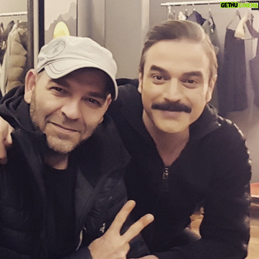 Ufuk Özkan - 5.3K Likes - Yönetmenim Nam-I diğer mourihno bugün doğmuş 35 sene önce☺️ iyi ki doğmuş sağlıklı nice yılların olsun ailenle sevdiklerinle (benimle:) @erdaldemircii