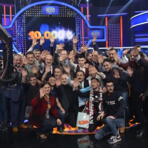 Ufuk Özkan Instagram - Volume 5 aileler yarışıyor🤜🤛 @aileleryarisiyor.tv @eustun @staff.film @erdaldemircii @abdullahbulutmanagement