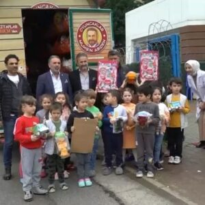 Uğur Aslan Instagram - Çocuklar hep gülsün. Evde kullanmadığınız oyuncaklarınızı kargo bedelsiz gönderin. Oyuncağı olmayan çocuklarımızla paylaşalım ne dersiniz😊😊

Türkiye’nin her yerinden ücretsiz Yurtiçi kargo kodu: 227285109