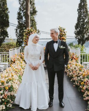 Uğur Bilgin Instagram - Yoğun geçen bir 2 ayın ardından dün harika bir geceyle düğün serüvenimizi noktaladık. Bütün sevdiklerimize binlerce teşekkürler 🙏🏻 Bu süreçte bizi hiç yalnız bırakmayan @basakozdogan ‘a dekor ve çiçek konusunda harikalar yaratan @handesicakyuz ‘e @grossbotancicekcilik’e boğazın eşsiz mekanının kapılarını bize sonuna kadar açan @mihrabat korusuna ve Ahmet bey’e,bu renkli kareleri çekmek için peşimizden ayrılmayan @evet_dedim ekibi ve @beyazkarelerevent’e🙏🏻 makyaj ekibi @jonatscoutureofficial, @furkanyalciner ’e ve @m.perilhou’a başörtüsü tasarımı için @melekkguragac’a ve harika lezzetiyle damaklarda nefis tatlar bırakan @kukisacibadem ‘e Müthiş smokinim için @zecca1977  ve @aliaslanaa kardeşime çok ama çok teşekkürler 🙏🏻🙏🏻🙏🏻
