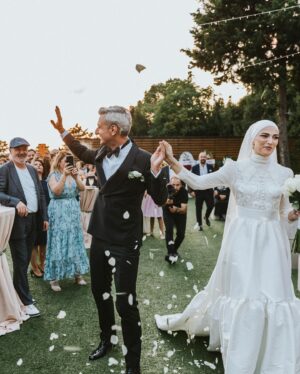 Uğur Bilgin Instagram - Yoğun geçen bir 2 ayın ardından dün harika bir geceyle düğün serüvenimizi noktaladık. Bütün sevdiklerimize binlerce teşekkürler 🙏🏻 Bu süreçte bizi hiç yalnız bırakmayan @basakozdogan ‘a dekor ve çiçek konusunda harikalar yaratan @handesicakyuz ‘e @grossbotancicekcilik’e boğazın eşsiz mekanının kapılarını bize sonuna kadar açan @mihrabat korusuna ve Ahmet bey’e,bu renkli kareleri çekmek için peşimizden ayrılmayan @evet_dedim ekibi ve @beyazkarelerevent’e🙏🏻 makyaj ekibi @jonatscoutureofficial, @furkanyalciner ’e ve @m.perilhou’a başörtüsü tasarımı için @melekkguragac’a ve harika lezzetiyle damaklarda nefis tatlar bırakan @kukisacibadem ‘e Müthiş smokinim için @zecca1977  ve @aliaslanaa kardeşime çok ama çok teşekkürler 🙏🏻🙏🏻🙏🏻
