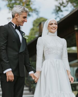 Uğur Bilgin Instagram - Yoğun geçen bir 2 ayın ardından dün harika bir geceyle düğün serüvenimizi noktaladık. Bütün sevdiklerimize binlerce teşekkürler 🙏🏻 Bu süreçte bizi hiç yalnız bırakmayan @basakozdogan ‘a dekor ve çiçek konusunda harikalar yaratan @handesicakyuz ‘e @grossbotancicekcilik’e boğazın eşsiz mekanının kapılarını bize sonuna kadar açan @mihrabat korusuna ve Ahmet bey’e,bu renkli kareleri çekmek için peşimizden ayrılmayan @evet_dedim ekibi ve @beyazkarelerevent’e🙏🏻 makyaj ekibi @jonatscoutureofficial, @furkanyalciner ’e ve @m.perilhou’a başörtüsü tasarımı için @melekkguragac’a ve harika lezzetiyle damaklarda nefis tatlar bırakan @kukisacibadem ‘e Müthiş smokinim için @zecca1977  ve @aliaslanaa kardeşime çok ama çok teşekkürler 🙏🏻🙏🏻🙏🏻