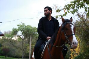 Uğur Güneş Instagram - Akşam görüşmek üzere👊🏻 #kanunsuztopraklar @kanunsuztopraklar #foxtvturkiye