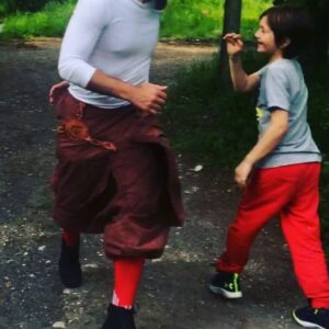 Uğur Pektaş Instagram - Hükmedersen dinlemezsin...dinlemezsen anlamazsın...anlamazsan saygı duymazsın...saygı duymazsan sevmezsin...sevmezsen korkarsın...korkarsan yok edersin...❌ Çocuklarınıza kendi inandığınız yanlış inançları,kalıpları,cezaları,yasakları,korkularınızı,bağımlılıklarınızı öğretmeyin...onlardan bütün bildiklerinizin yanlış olduğunu öğrenin...