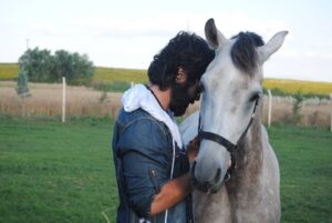 Uğur Pektaş Instagram - Özgür ruhlara kırbaçla,cezayla,sertlikle,kurallarla  kısa bir süreliğine istediğini yaptırabilirsin belki.!! peki ya sonra ? Esir edemezsin onları ❌ özgür ruhlar sadece isterlerse, severlerse bir olurlar aşkla...❌