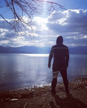 Uğur Pektaş Instagram - uzun bir kafese iki tane maymun atmışlar kafesin tepesini açık bırakmışlar,maymunlar birbirine basarak,ezerek tepeye çıkmaya çalışmış,her seferinde tam kafesten çıkacakken,kafesin dışından biri sopayla vurup aşağıya düşürürmüş,belli bir süre böyle devam etmiş, sonunda maymunlar yorulmuş bıkmış ve artık çıkmaktan vazgeçmişler...bi süre sonra kafese yeni bir maymun koymuşlar oda hemen çıkmak istemiş,tam çıkacakmışki aşağıdaki maymunlar ayağından tuttuğu gibi kafesin dibine çekmişler ve çıkmasına izin vermemişler...o pes etmiş maymunlaşmış insanlardan heryerde görebilirsiniz evde,okulda,işyerinde,trafikte,parkta heryerdeler heryerde aman dikkat...bence bu bir hastalık...belirtileriyse sahte,geçici kurallara sımsıkı tutunurlar ve onları korurlar...arkandan konuşup  işçevirirler...sevmediği arkadaşlarıyla buluşup, istemediği  ortamlara girerler eşi,dostu,çıkarları öyle istiyor diye...moda olan şeyleri yaparlar,giyerler sırf insanlar onu beğensin diye...yapamazsın edemezsin diyerek içindeki ateşi  söndürmeye  çalışırlar onunki yanmıyor diye...sadece kendi bildikleri,kendi ustası,kendi tarikatı,kendi partisi doğru derler ve sabahlara kadar çirkince tartışırlar...sigaraya, alkole, uyuşturucuya bağımlı olmuştur büyüdüğünü ispatlasın diye...tv programları,haberler,futbol,sosyal medyayla uyuşmuşlardır farkında bile değillerdir... etrafına iyi bak onlar gözükmeyen iplerle seni bağlamışlar ve sen yaptıklarını istediğin için yaptığını sanıyorsun...oysaki kendin sandığın kendinden o kadar çok uzaklaştınki haberin bile yok...hey özgür ruh o kafesten çıkmak istiyorsan kendin gibi olanları bul yoksa sende maymunlaşıcan...sonra birgün biri çıkıp maymunların insandan geldiğini ispatlayacak !!!
