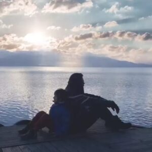 Uğur Pektaş Instagram - istek,arzu,hırs yok...arkandan iş çevirmez,sırtını gönül rahatlığıyla dayayabilirsin sırtına kazıklamaz,kötü söz söylemez...baktımı direk kalbine bakar yargılamaz yaptıklarını,fikirlerini,giydiklerini...takımın başka olsada,teninin rengi başka olsada,zenginde olsan fakirde seni ötekileştirmez...seni sen olduğun için kabul eder,çıkarlarını düşündüğü için değil...kalıpları yok,kuralları yok,önyargıları yok...içinden geleni ertelemez...ayıp olurmu acaba demez...zaman, mekan anlayışı yok...gereksiz laf kalabalığı yapmaz...sahte gülücükler,sahte tezahüratlar,sahte maskeler takmaz... OğuL ,  DoST , YoLDaŞ ...
Hepimizin içinde o çocuktan var...Duyabiliyormusun sen seninkini ... Görebiliyormusun 🤔 ⁉️❓❓