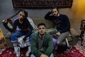 Uğur Uzunel Instagram - SIĞINAK
Yazar: Martyna Majok
Çevirmen: Hira Tekindor
Yönetmen: İbrahim Çiçek
Yönetmen Yardımcısı: Bengü Uzun
Sahne - Kostüm Tasarım: Ceyda Balaban
Işık Tasarım: İbrahim Çiçek, Ceyda Balaban
Müzik ve Efekt: Ömer Sarıgedik
Koreograf: Taner Güngör
Işık Uygulama: Ali Tunç
Sahne Amiri: Dmitri Boicov
Fotoğraf ve Afiş: Ayşegül Karacan
Uygulayıcı Yapımcı: Cenk Suyabatmaz
Mekan Yönetimi: Şirin Sultan Saldamlı
Video edit: Ülken Tokgöz
Proje ekibi: Defne Burnaz, Sanem Adar, Faik Eriten, Özgür Foster, Melih Tuma

Oyuncular: Selin Şekerci, Uğur Uzunel, Ulvi Kahyaoğlu

Sığınak aidiyet üzerine bir oyun.

Bir şehir, bencilik, ötekiler, yalnızlık, ayrılık, çaresizlik, çok yalnızlık, vatandaşlık, çok ama çok yalnızlık…
Belki ilk aşk, belki fazlası.

Çok isterken mahrum kalanların oyunu Sığınak yaşadıkları dünyaya ait olabilmek için birkaç resmi belgeye ihtiyaç duyan çocukların hikayesi.

Birileri varoluşunu sevmiyor diye uyumak istediğin yatağı, nefes almak istediğin parkı, hayalini kurduğun üniversiteyi, aşkı, anneyi, aileyi geride bırakabilir misin?
Elini tutsunlar diye yalvarırken, tutmak isteyeni bir çırpıda geride bırakabilir misin?
Adını duyduğun anda korktuğun için pişşşt demelerini ister misin kendine?

Bir adları yok, bir evleri yok, güvenecekleri kimse yok!
Sen yapabilir misin?

Bilmem.
Belki.