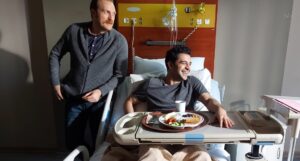 Uğur Uzunel Instagram - Paylaşacak fotoğraf seçmek çok zor. İnsanın binlerce şey koyası geliyor. Masumlar Apartmanı hikayesi sona erdi. Acayip hisler içindeyim. Birbirinden çok özleyeceğim onlarca güzel insanla, dolu dolu 2 yıl geçirdik. Oyuncu arkadaşlarıma, set arkadaşlarıma, senaristlerimize, çok sevdiğim yönetmenlerimize, yapım ekibine, Trt’ye, sürecin içindeki herkese ve desteğini hep hissettiren sevgili seyircilerimize, herkese sonsuz teşekkürler. Esat’ı oynamak bana çok iyi geldi. Bize umutlu hikayeler gerek. Her yerinden yaralı Derenoğlu kardeşlerin yaşama sevinci gerek. Onların elinden tutup bırakmayan, sevmeyi bilen insanlar gerek. Hep beraber coşkuyla denize atlamak gerek 🥹❤️ iyi ki varsın @masumlarapartmani