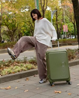 Ula Wu Instagram - 農曆新年長假快到啦！
搭著 @amtourister_tw CURIO美國旅行者行李箱，就像有了一個新的冒險夥伴！輕又堅固！
特別是Optimov™ 彈力避震輪，簡直就是順滑的代名詞！推著箱子就像滑雪一樣⛷️

長假當然少不了購物，這可擴充式設計就派上大用場！抑菌內裡也很貼心，感覺自己的衣物被呵護著，不怕新年新衣穿出去的衣服被弄髒。

行李箱不只是個箱子，還是我美好假期的好夥伴！

#AmericantouristerTW #美國旅行者 #CURIO #唱盤箱 #上掀式