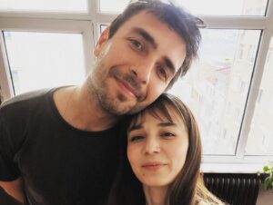 Ulaş Tuna Astepe Instagram - “Ağlama Ahmet ağlama
Davranma kuşağına ikide bir
Anam avradım olsun
Bu kara günlerin sonu gelir

Büyük balık küçük balığı yutar demişler
Bok yemişler
Onu sardalyeler düşünsün
Sen balık değilsin ki Ahmet
Sen balık değilsin ki Tuna  Sen balık değilsin ki Cansu  Mek parmak mek parmak daha
Sonu selamet.”