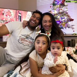 Uli Latukefu Instagram - When my wife told me my daughter bought me a Christmas gift with her pocket money I was really moved. I thought, I wonder what sweet thing she bought. Slide right to see what she chose. In her words, “yeah I wanted to play a trick on daddy!” I love it.❤️😂

Merry Christmas all. Hope above all that you received the fact that you’re loved and appreciated by the ones around you. Much love, Uli.