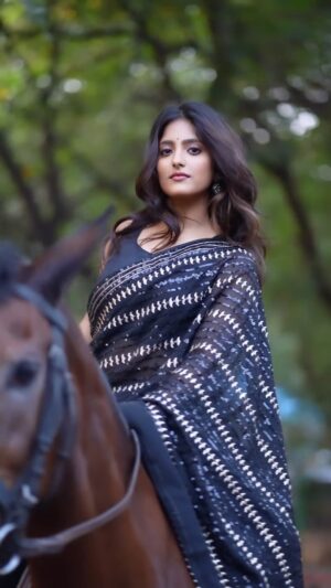 Ulka Gupta Instagram - PoV: Your Sajni is a warrior princess ✨ 

@style_by_pradnyaaaaa__ @ekdhaga 

#sajnire #horselove #sareelove #fyp