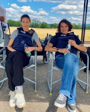 Ulrike Folkerts Instagram - Drehpausenschnappschuss 
.
.
.
#tatortludwigshafen 
#tatort 
#showdown 
#johannastern
#lenaodenthal 
#onset 
#filmdreh 
#actresses 
#platzimschatten 
#vielwassertrinken