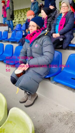 Ulrike Folkerts Instagram - #fcviktoriaberlin #frauenfussball  Trommeln gegen die Kälte und für die Stimmung! Gratulation an FC Viktoria!!!