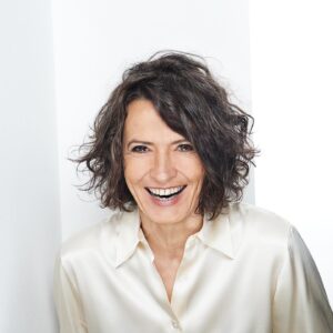 Ulrike Folkerts Instagram - Ausgeschlafen - sieht meine Welt wieder anders aus! #ausgeschlafen  #lachen #freizeit #freisein #freedom #peace #begood Foto @edith_held  danke @beweiss.costumedesign  danke @katharina_schnitzler
