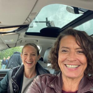 Ulrike Folkerts Instagram - Dreharbeiten - Kamera im Auto, auf der Kühlerhabe und Vorbeifahrten mit meiner Kollegin @lisa_bitter_official #tatortludwigshafen #gold #swr @esther.wenger