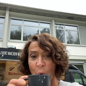 Ulrike Folkerts Instagram - Der erste Kaffee am Set, wir drehen auch samstags #tatortludwigshafen #gold #lenaodenthal