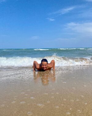 Ulrike Folkerts Instagram - Sonntagsgrüsse vom Meer
#meer #blau #ferien #blauerhimmel #gutelaune #welle