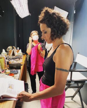 Ulrike Folkerts Instagram - #workinggirl #pink #lieblingsfarbe #schauspielerin Danke liebe Bettina @ichweiss_  ich liebe pinkfarbene Anzüge 💕