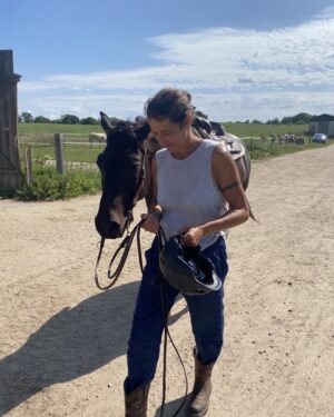 Ulrike Folkerts Instagram - Manchmal muss ich was Neues ausprobieren ☺️
#Reiten
#Cowgirl 
#Westernreiten
#Freiheit
#Natur