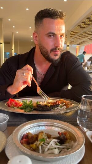 Ülvi Həsənli Instagram - özü pilmiyor bana söz diyor😂😂
