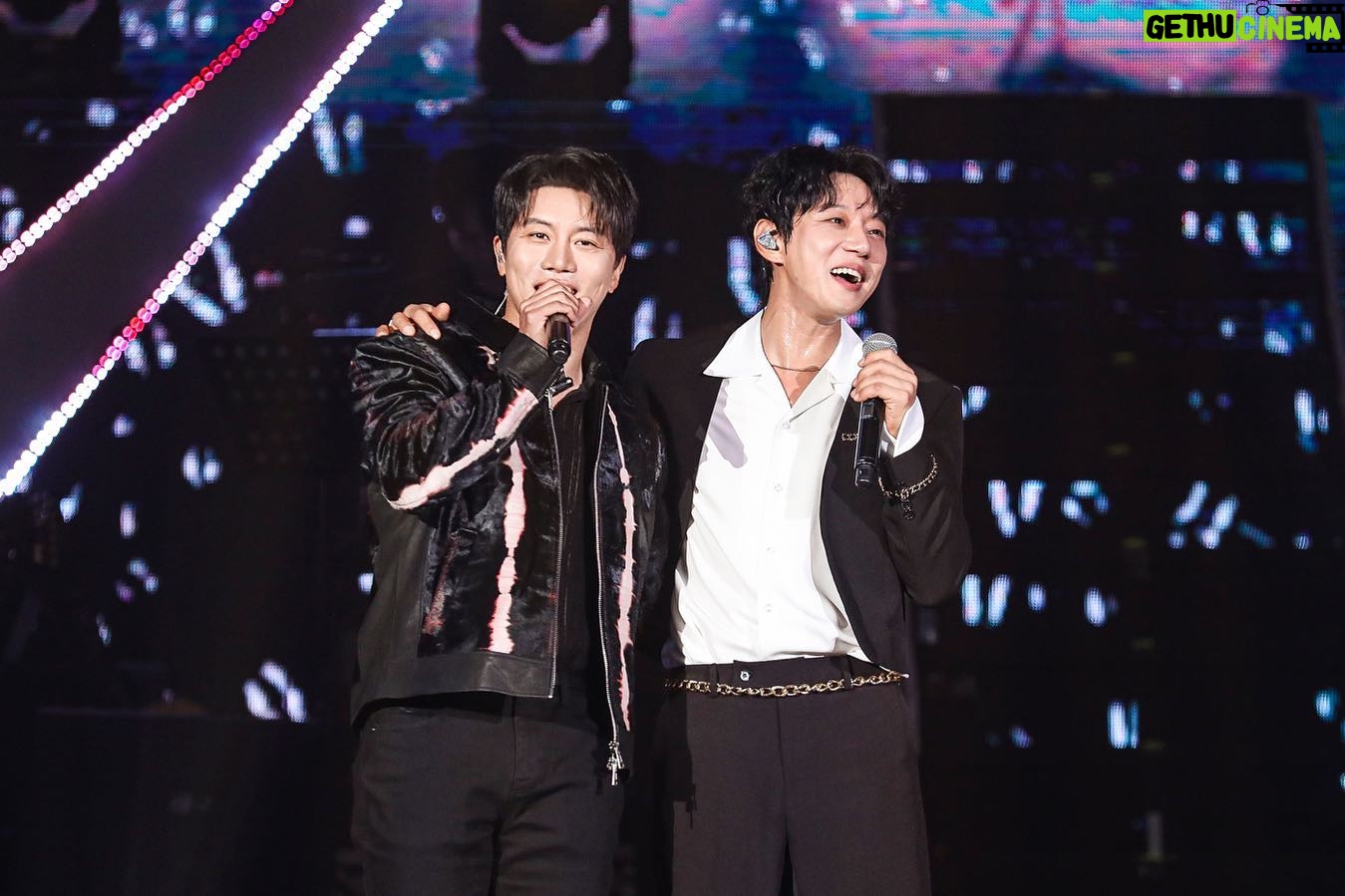 Um Mun-suk - 8.6K Likes - 너무 행복하고 감사한 시간 이였어요.
#황치열콘서트#영화#친구