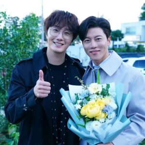Um Mun-suk Instagram - ENA굿잡~촬영 끝 - 감독님,작가님, 스탭분들,배우님들 모두 수고 하셨습니다. 정말 행복한 시간 이였습니다  마지막까지 굿잡 많이 사랑해 주세요 유리는 굿~잡