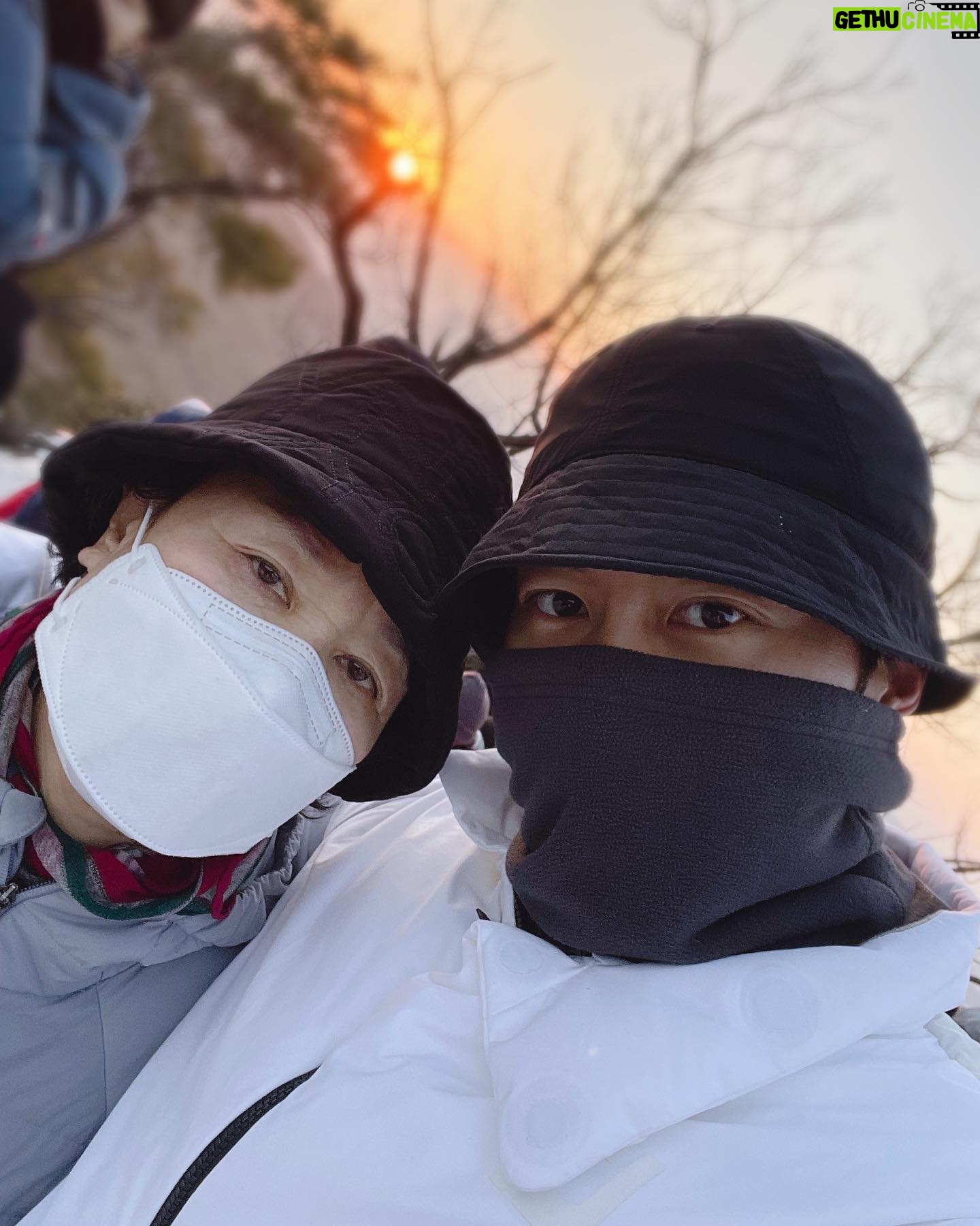 Um Mun-suk - 8.3K Likes - Happy New Year!☀️☀️#2023#계묘년#가족#행복#기도